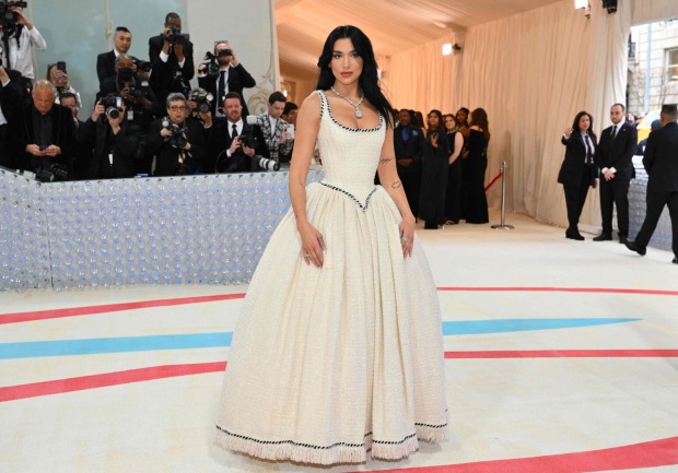 Dua Lipa im Vintage-Brautkleid