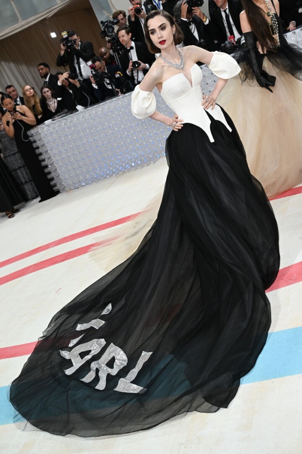 Lilly Collins in einem schwarz-weißen Look
