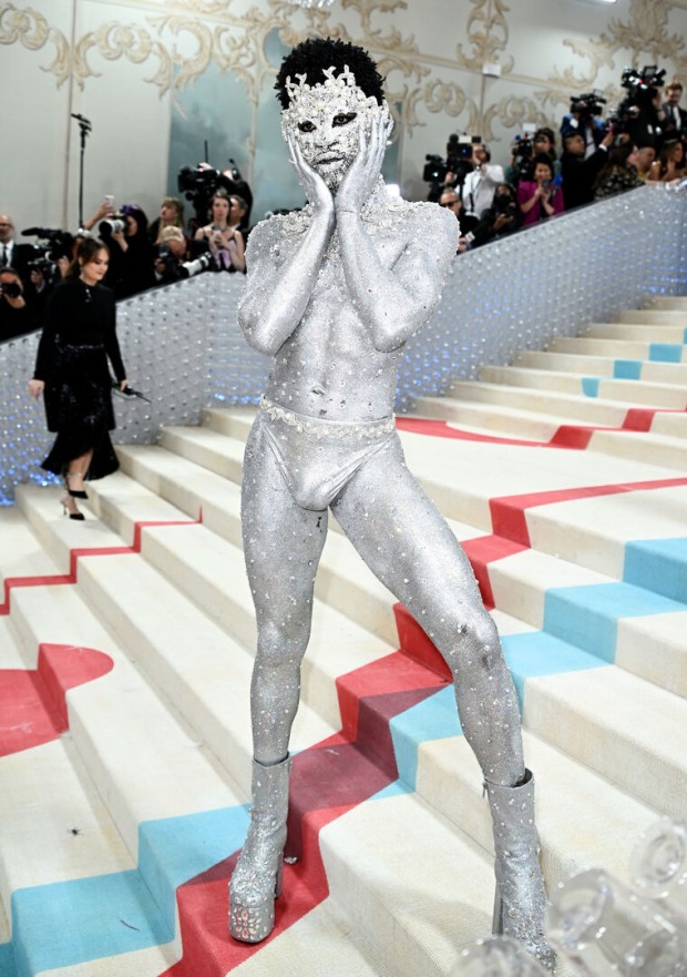 Lil Nas X mit silbernem Bodypainting und vielen Edelsteinen.