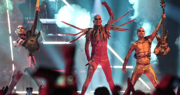 Rocker in Latex-Kostümen mit Gitarren | Credit: Martin Meissner / AP / picturedesk.com