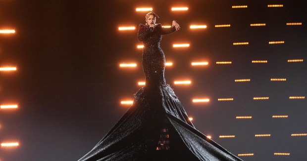Frau mit langem Trick-Kleid singt auf der ESC-Bühne | Credit: Martin Meissner / AP / picturedesk.com