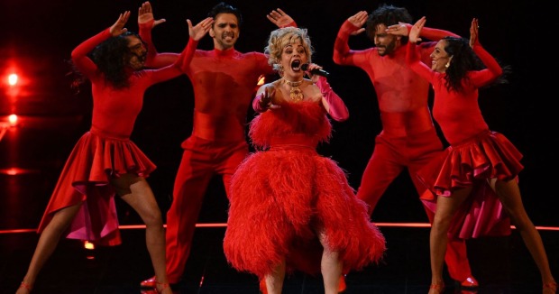 Sängerin und Tänzer in roten Outfits | Credit: PAUL ELLIS / AFP / picturedesk.com