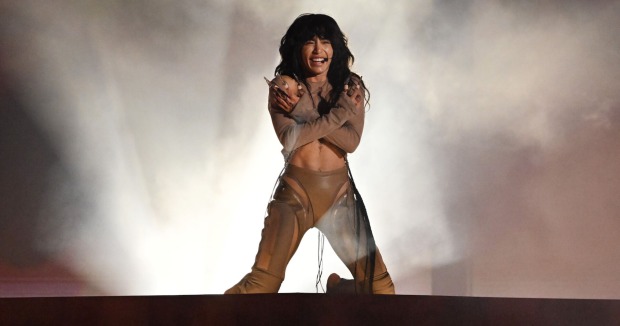 Die Sängerin Loreen kniet auf der Song Contest-Bühne | Credit: Jessica Gow / TT News Agency / picturedesk.com