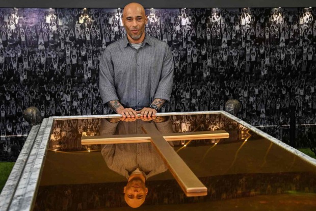 Pelés Sohn Edson Cholbi Nascimento vor dem Sarg im Mausoleum.