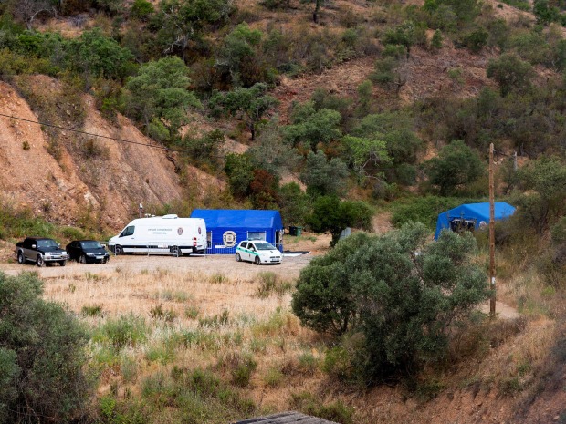 Polizeiautos mit Zelten vor einem Stausee in Portugal