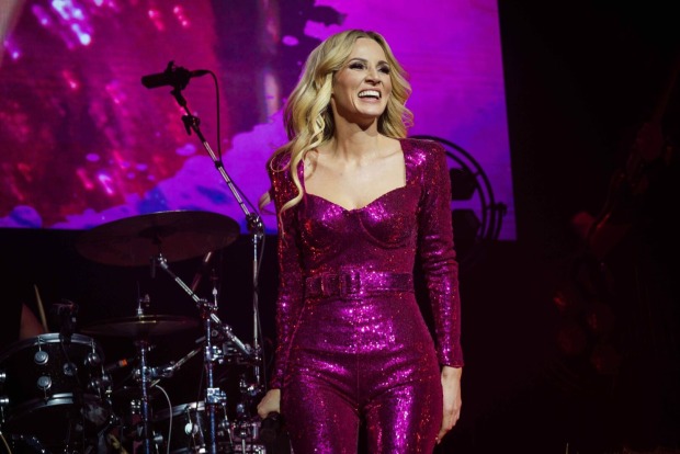 Melissa Naschenweng in einem pinken Glitzer-Outfit.