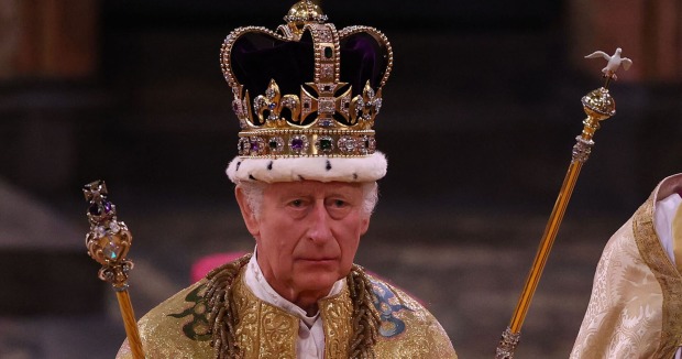 König Charles III. nach seiner Krönung in der Westminster Abbey