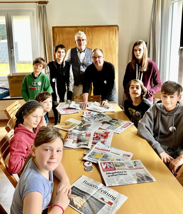 Vereinsgründer Jürgen Peter (hi. stehend) und Präsident Christian Färber (re.hi.) mit einigen Kindern und Jugendlichen des Jugendclubs der „Magic Lodge“.