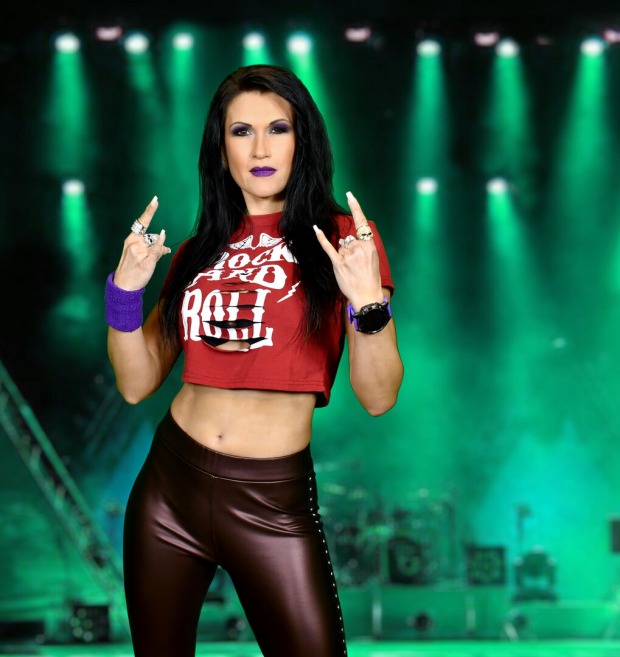 Sängerin Antonja posiert in einem bauchfreien T-Shirt und ist stark geschminkt