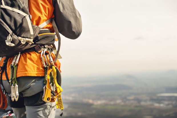 Kletterer mit seiner Ausrüstung | Credit: iStock.com/yanik88
