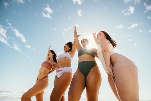 Frauengruppe im Bikini | Credit: iStock.com/jacoblund