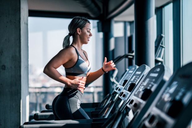Frau joggt am Laufband | Credit: iStock.com/nortonrsx