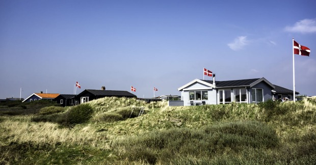 Landschaft von Dänemark mit Häusern | Credit: iStock.com/frankix