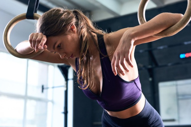 Frau ist erschöpft vom Training | Credit: iStock.com/SeventyFour