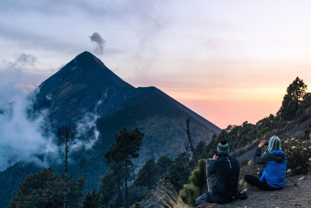 Zwei Urlauber betrachten die Vulkane | Credit: iStock.com/Dennis Alberto Gonzalez Salas