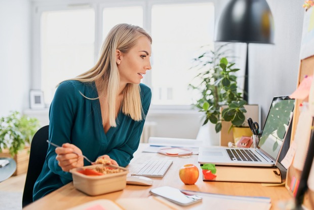 Frau isst zu Hause im Homeoffice | Credit: iStock.com/BartekSzewczyk
