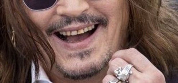 Johnny Depps gelbe Zähne - Nahaufnahme.