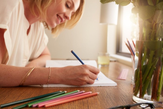 Frau zeichnet | Credit: iStock.com/jacoblund