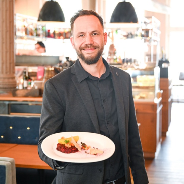 David Friedl (Betriebsleiter Pier69) mit Vorspeise: Veganes Rote Beete Tatar, Süßkartofffel,Skiitake-Pilze ...