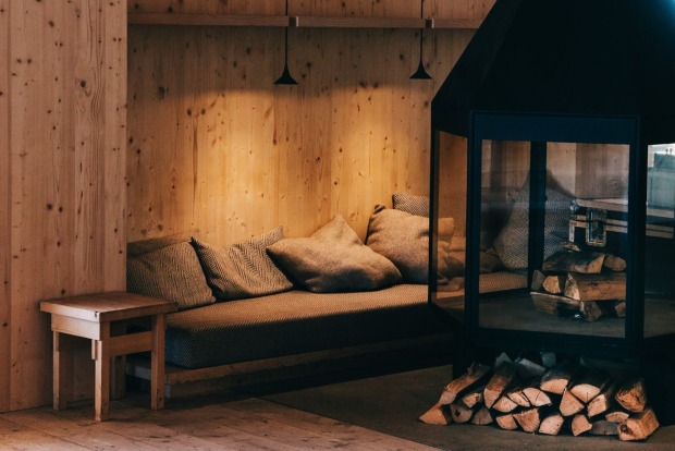 Eine Nische im Chalet-Stil | Credit: iStock.com/NRuedisueli