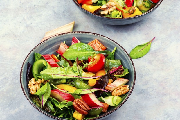 Rhabarber-Salat auf einem Tisch | Credit: iStock.com/Nikolay_Donetsk