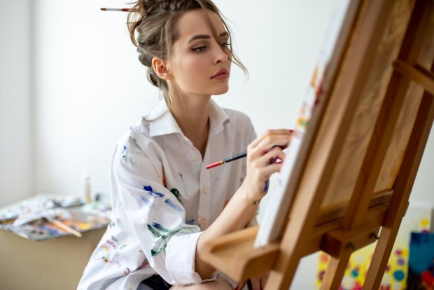 Frau malt mit Acrylfarbe | Credit: iStock.com/Viktor_Gladkov
