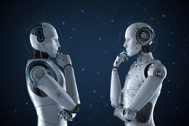 Chatbots: Zwei Roboter stehen sich gegenüber