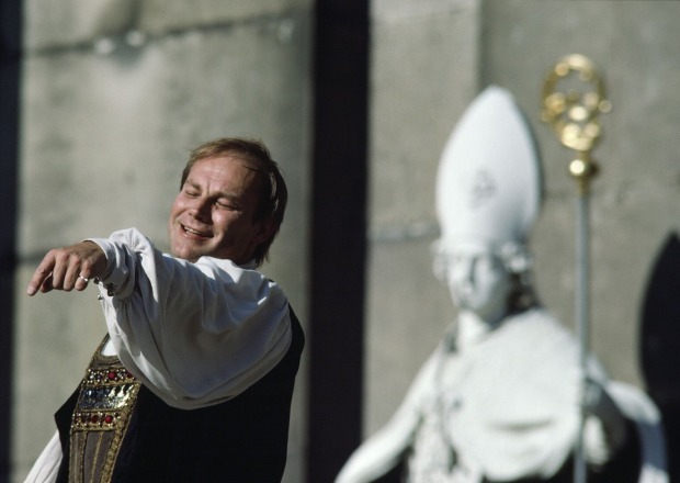 Klaus Maria Brandauer als Jedermann vor dem Dom in Salzburg.