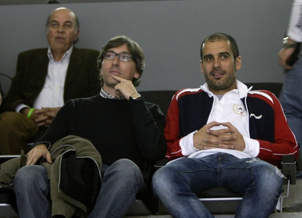 Pep Guardiola sitzt neben David Trueba auf der Tribüne eines Fußballstadions