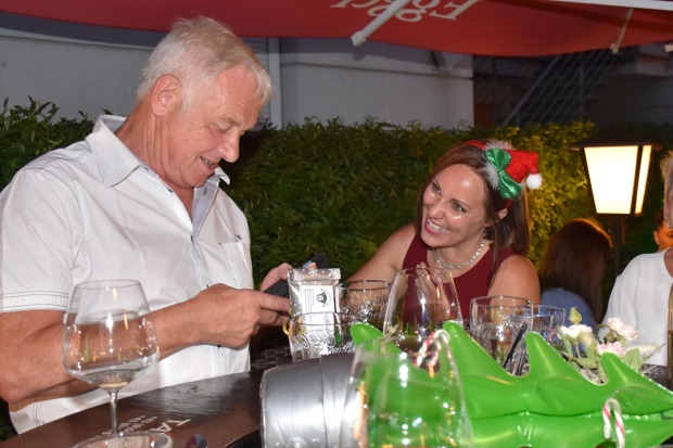 Helmut Schaufler freut sich über das duftende Weihnachtsgeschenk von Christine Sinn