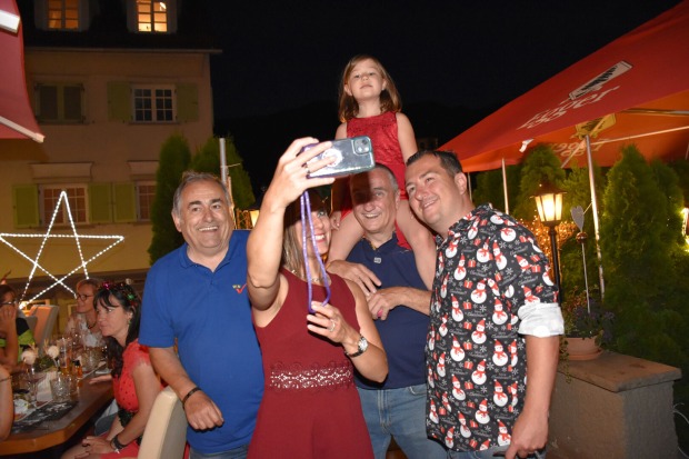 Das Weihnachtsfamilien-Selfi: Aldo Sinn, Christine mit Tochter Ornella getragen von Sepp (Freund des Hauses) und Papa Mario Sinn
