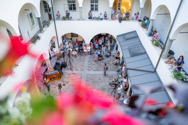 Renaissance-Innenhof mit Gästen