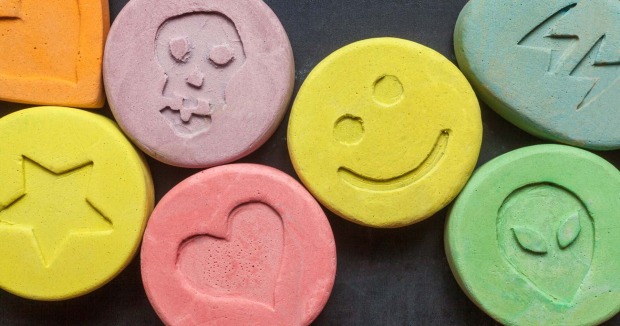 Bunte Ecstasy-Pillen mit verschiedenen Logos