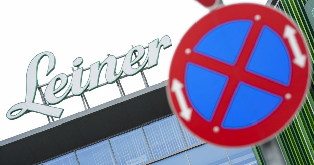 Parkverbotsschild mit Leiner-Schriftzug im Hintergrund