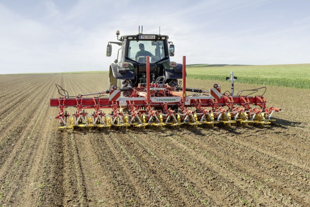 Traktor mit Pflug