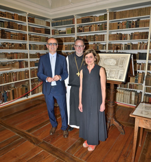 Kurator Tobias Natter, Abt Vinzenz Wohlwend und Landesrätin Barbara Schöbi-Fink bei der Vernissage Mitte Juni.