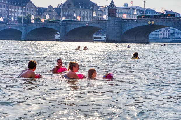 Touristen beim Rheinschwimmen | Credit: Basel Tourismus
