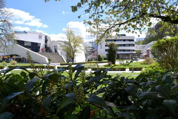 Aufnahme des Thermenhotels Karawankenhof - zahlreiche grüne Streucher und Äste rahmen das Motiv