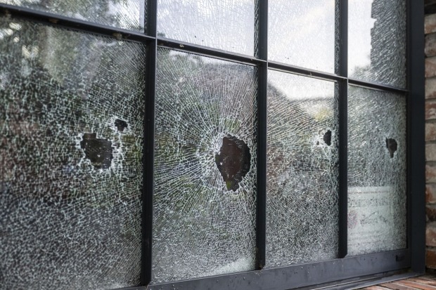 Eingeschlagene Fensterscheiben bei einem Backsteingebäude