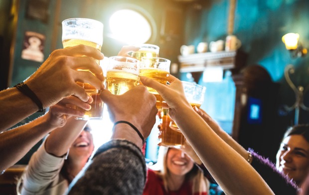 Freunde trinken zusammen Biert | Credit: iStock.com/ViewApart