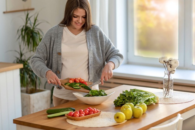 Frau schneidet Gemüse klein | Credit: iStock.com/Ekaterina Naumenko