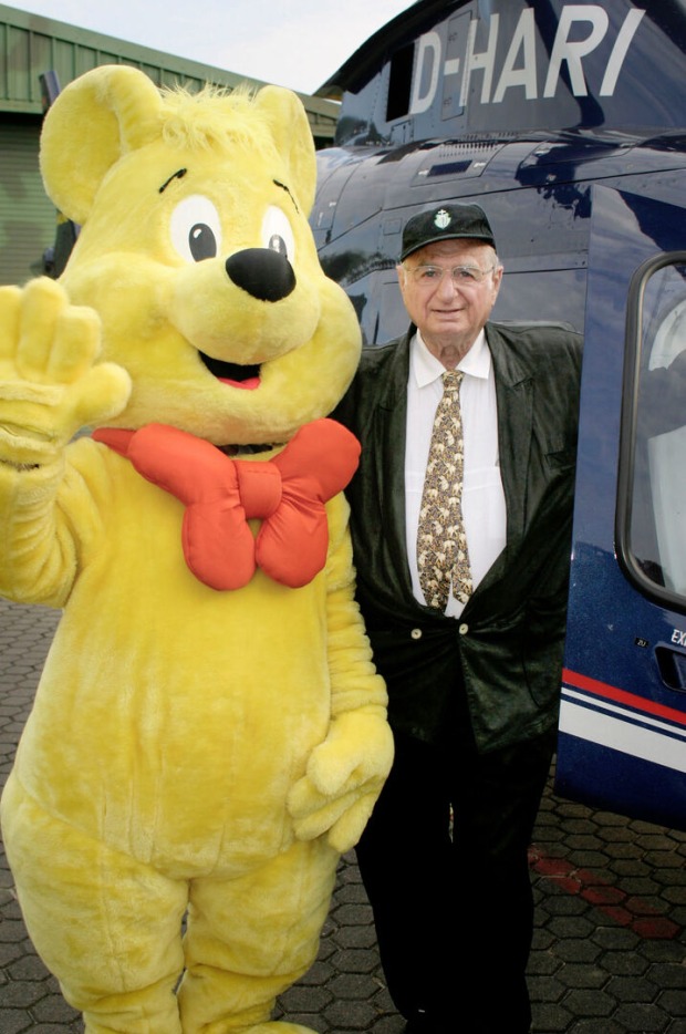 Hans Riegel Junior neben großem Haribo Goldbär