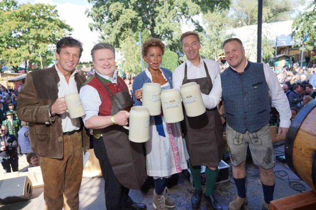 Fünf Personen auf der "Kaiser Wiesn" 2022. Darunter Arabella und Bürgermeister Michael Ludwig.