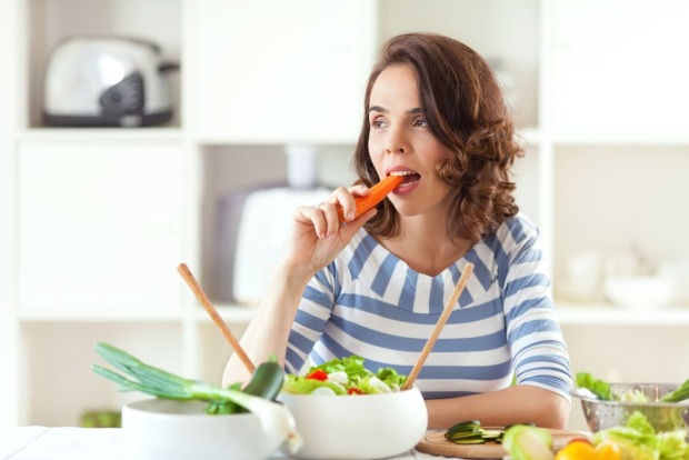 Frau isst Karotten | Credit: iStock.com/bokan76