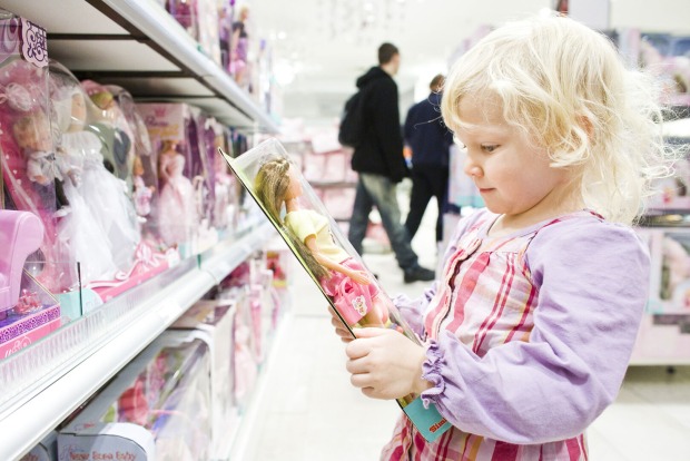 Kind mit Barbie-Puppe | Credit: ZICK,JOCHEN / Action Press / picturedesk.com