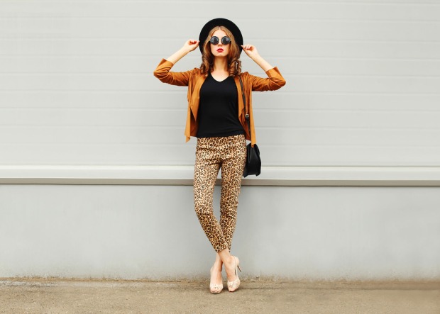 Frau mit Leo-Hose | Credit: iStock.com/Rohappy
