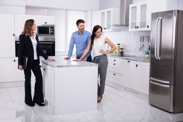 Makler zeigt einem Paar ein Haus | Credit: iStock.com/AndreyPopov