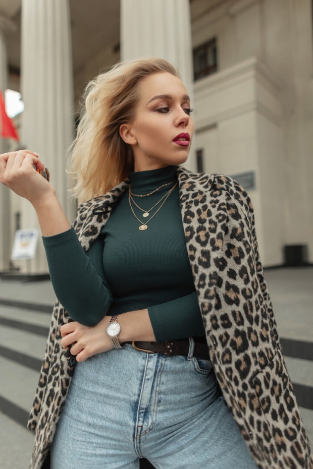 Frau mit Leoprint-Mantel | Credit: iStock.com/Ales_Utovko