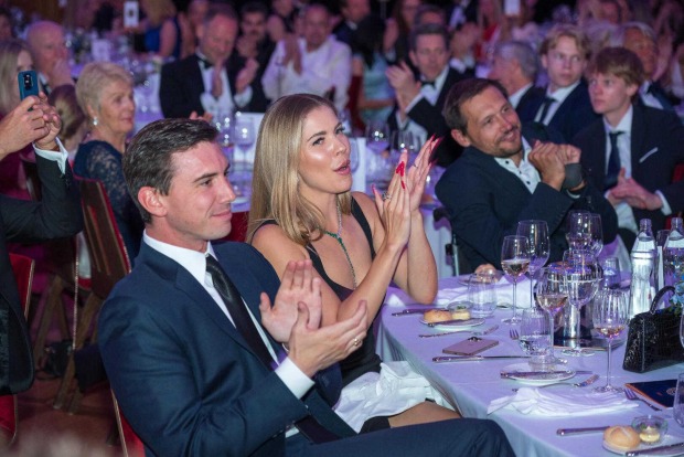 Mark Mateschitz und Victoria Swarovski applaudieren Anita Gerhardter.
