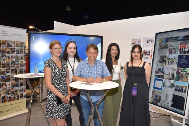 Präsentierten Projekt „Latente Talente“ der Landesberufschule Dornbirn 2: Direktor Bruno Bereuter mit Leonie Schlegl, Vanessa Friedauer, Selvinaz Akyüz und Meli